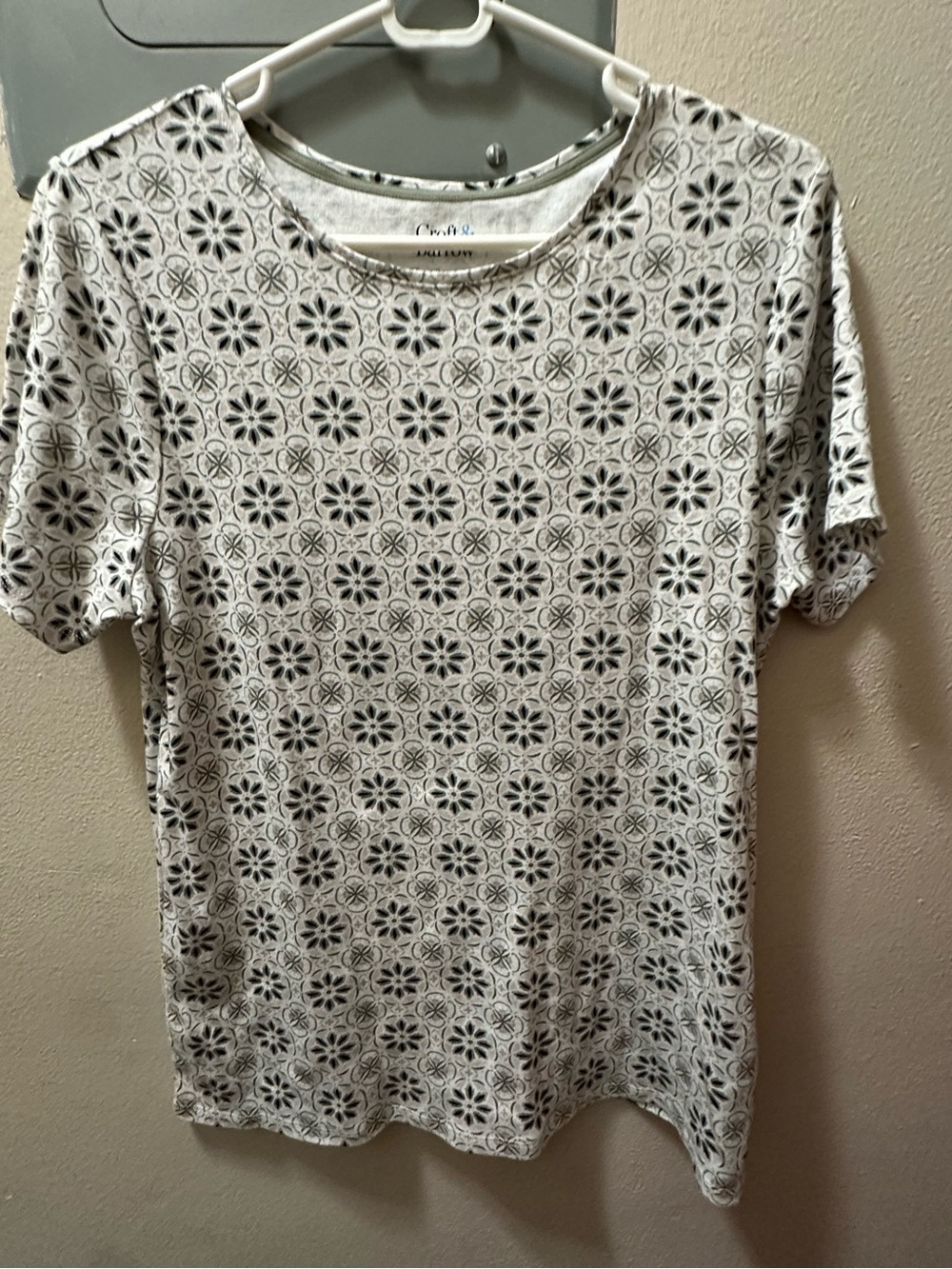 croft & barrow White and green Short Sleeve Floral Motif Tee